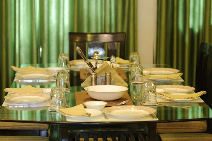 Imagen del bar/restaurante del Hotel Geetanjali Luxury Suites. Foto 11