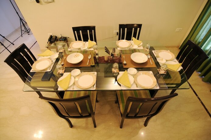 Imagen del bar/restaurante del Hotel Geetanjali Luxury Suites. Foto 12
