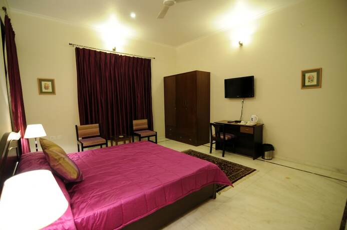 Imagen de la habitación del Hotel Geetanjali Luxury Suites. Foto 13