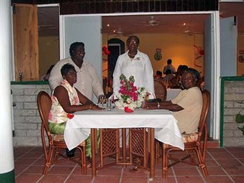 Imagen del bar/restaurante del Hotel Gem Holiday Beach Resort. Foto 2