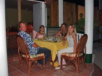 Imagen del bar/restaurante del Hotel Gem Holiday Beach Resort. Foto 5
