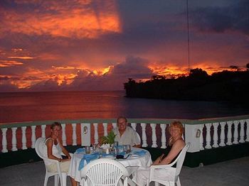 Imagen del bar/restaurante del Hotel Gem Holiday Beach Resort. Foto 7