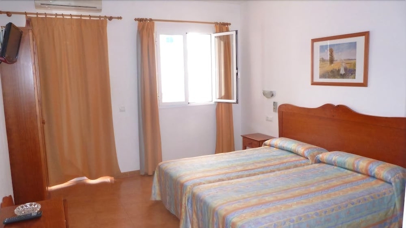 Imagen de la habitación del Hotel Geminis. Foto 12