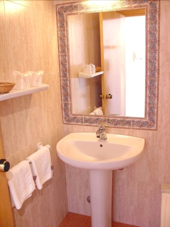 Imagen de la habitación del Hotel Geminis. Foto 16