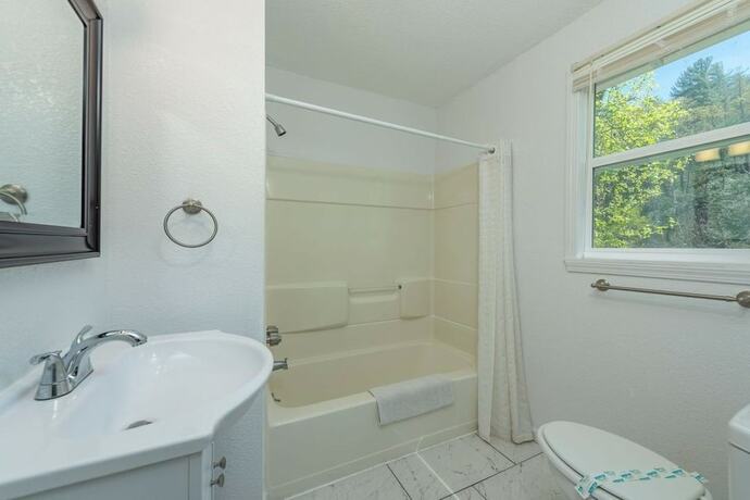 Imagen de la habitación del Hotel Geneva and Tiki Bar. Foto 16