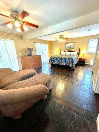 Imagen de la habitación del Hotel Geneva and Tiki Bar. Foto 17