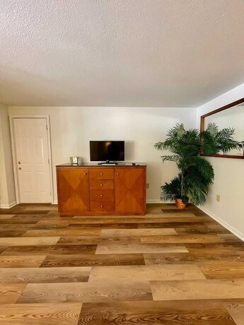 Imagen de la habitación del Hotel Geneva and Tiki Bar. Foto 20