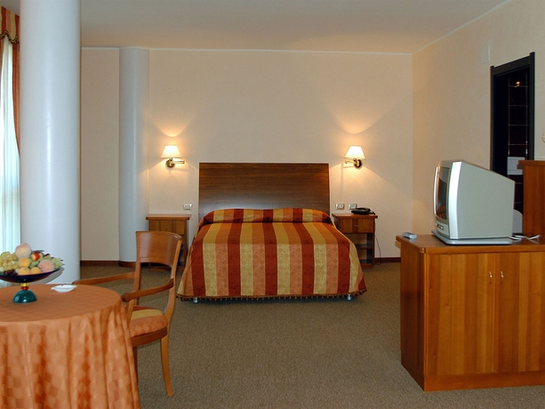 Imagen de la habitación del Hotel Gentile Da Fabriano. Foto 2
