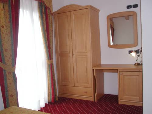 Imagen de la habitación del Hotel Genzianella, Commezzadura. Foto 2
