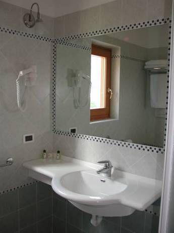 Imagen de la habitación del Hotel Genzianella, Commezzadura. Foto 4