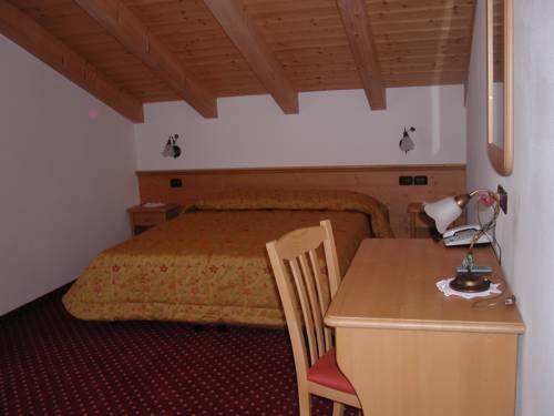 Imagen de la habitación del Hotel Genzianella, Commezzadura. Foto 6