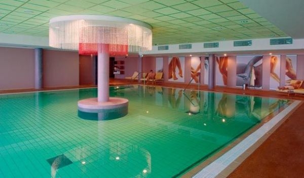 Imagen de la piscina del Hotel Georg Ots Spa Hotel. Foto 5