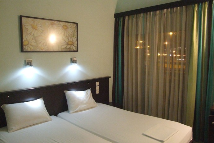 Imagen de la habitación del Hotel George, Patras. Foto 7