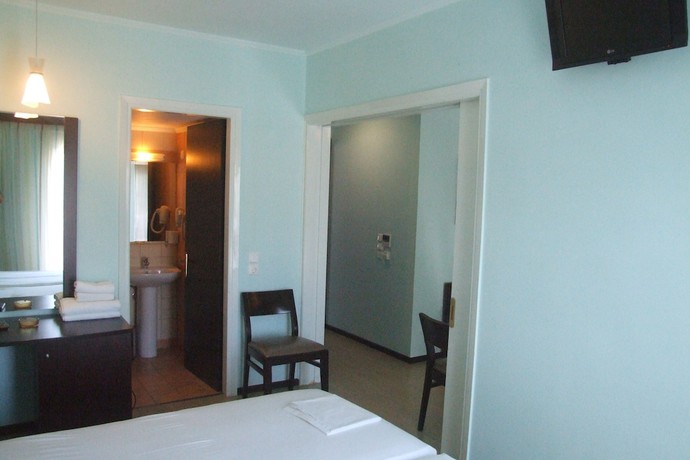 Imagen de la habitación del Hotel George, Patras. Foto 11