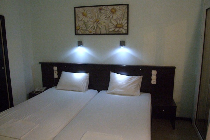 Imagen de la habitación del Hotel George, Patras. Foto 17