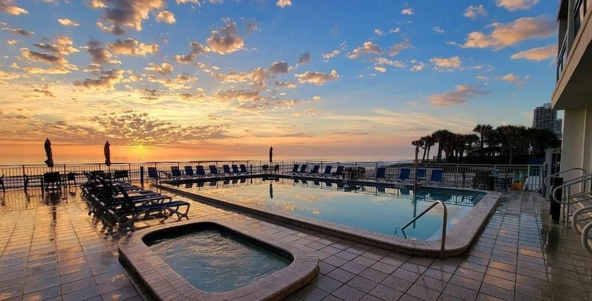 Imagen de la piscina del Hotel Georgian Inn Beach Club. Foto 15