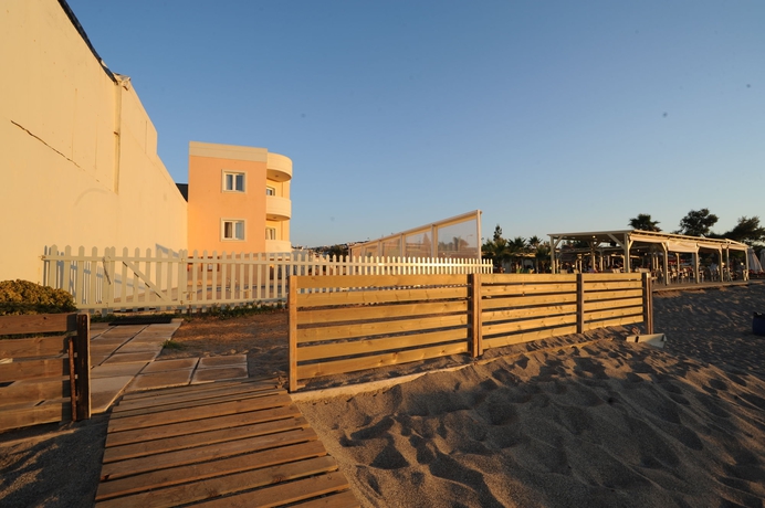 Imagen de los exteriores del Hotel Georgina, Aghia Marina. Foto 6