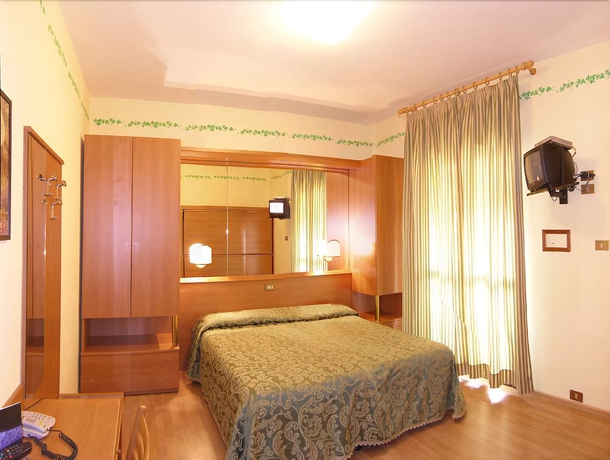Imagen de la habitación del Hotel Germania. Foto 10