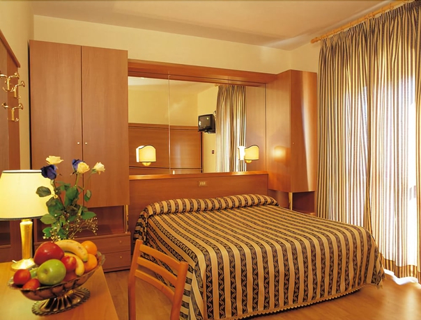 Imagen de la habitación del Hotel Germania. Foto 13