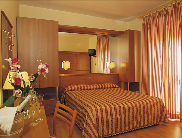 Imagen de la habitación del Hotel Germania. Foto 16