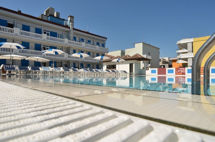 Imagen de la piscina del Hotel Germania, San Michele al Tagliament. Foto 19