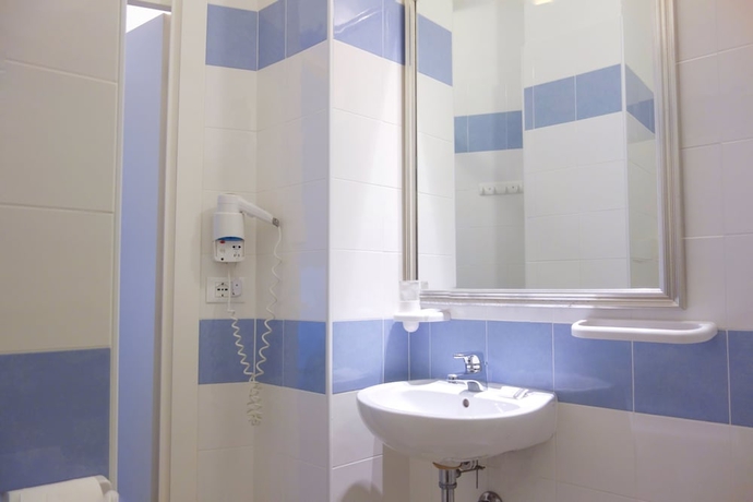 Imagen de la habitación del Hotel German's. Foto 15