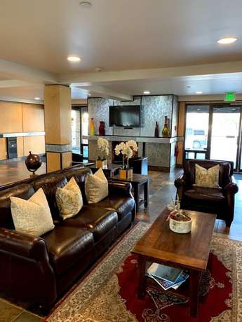 Imagen de los interiores del Hotel GetAways at Park Regency Resort. Foto 12