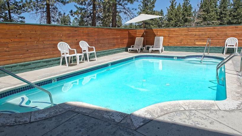 Imagen de la piscina del Hotel Getaways at Snow Lake Lodge. Foto 17