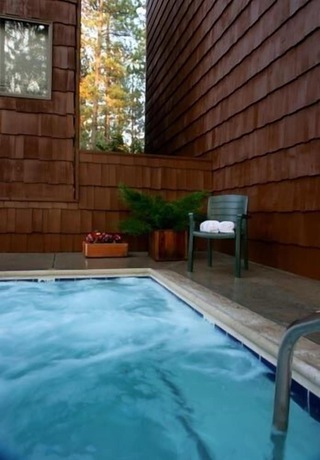 Imagen de la piscina del Hotel Getaways at Snow Lake Lodge. Foto 19