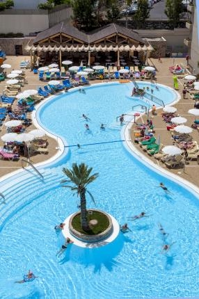 Imagen de la piscina del Hotel Gf Fañabe. Foto 10