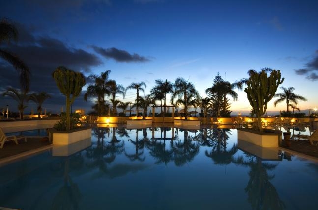 Imagen de los exteriores del Hotel Gf Gran Costa Adeje. Foto 7