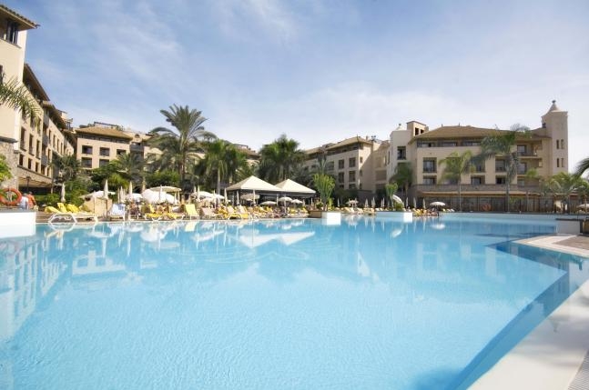 Imagen de la piscina del Hotel Gf Gran Costa Adeje. Foto 11
