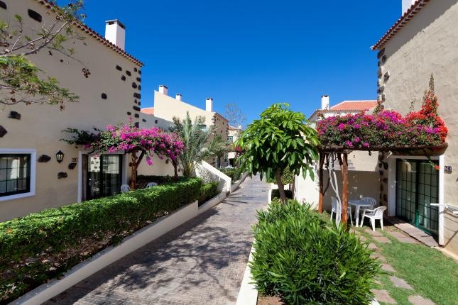 Imagen de los exteriores del Hotel Gf Isabel. Foto 8