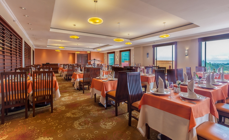 Imagen del bar/restaurante del Hotel Ghl Capital. Foto 2