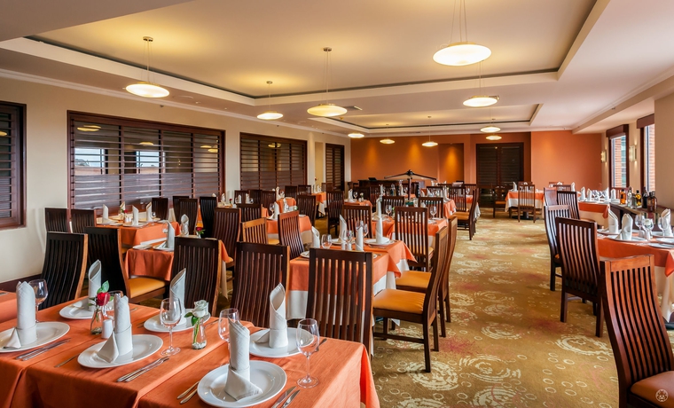 Imagen del bar/restaurante del Hotel Ghl Capital. Foto 5