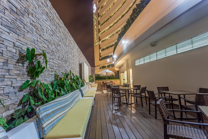 Imagen del bar/restaurante del Hotel Ghl Corales De Indias. Foto 2