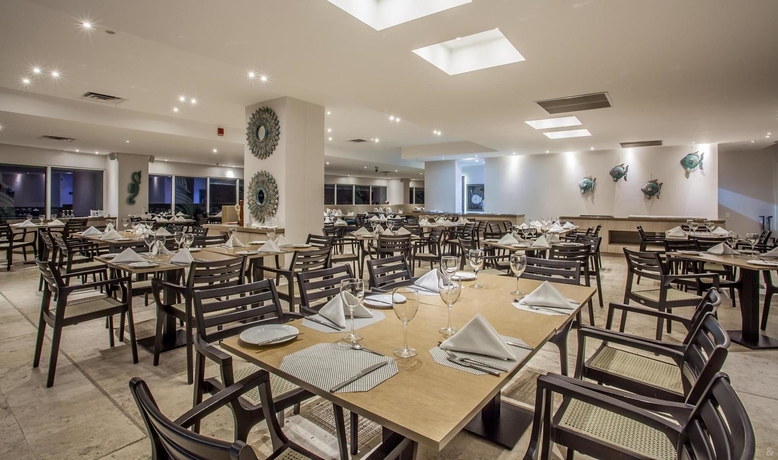 Imagen del bar/restaurante del Hotel Ghl Corales De Indias. Foto 3