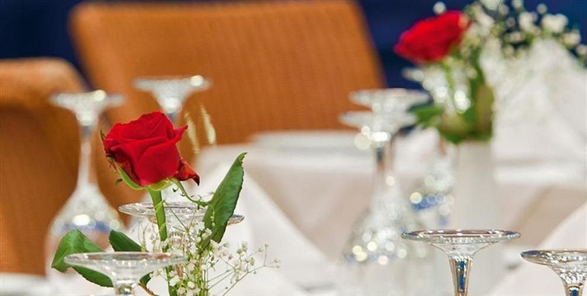 Imagen del bar/restaurante del Hotel Giannoulis - Santa Marina Plaza-adults Only. Foto 2