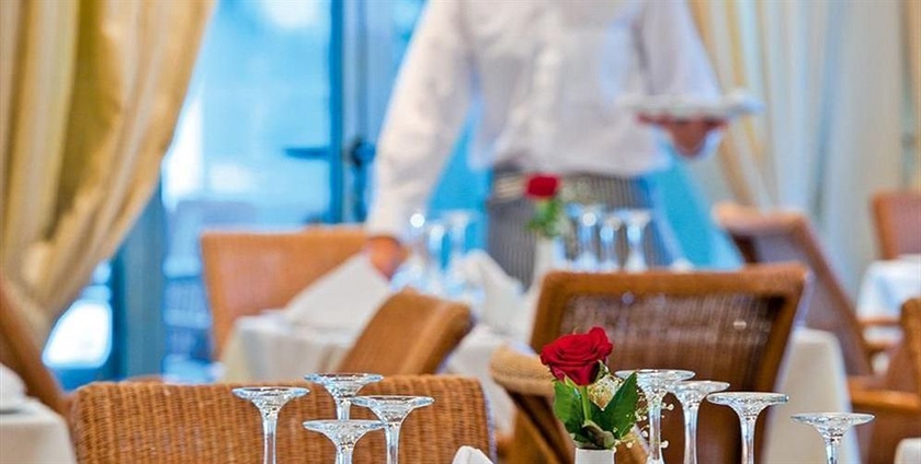 Imagen del bar/restaurante del Hotel Giannoulis - Santa Marina Plaza-adults Only. Foto 3