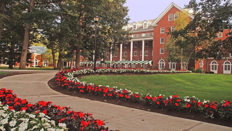 Imagen de los exteriores del Hotel Gideon Putnam Spa Resort. Foto 4