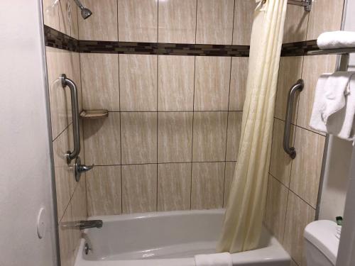 Imagen de la habitación del Hotel Gilroy Inn. Foto 6