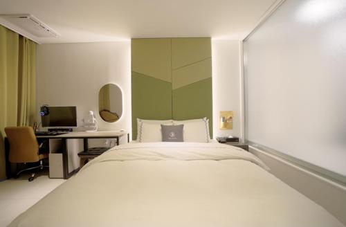 Imagen de la habitación del Hotel Gimpo JK. Foto 19
