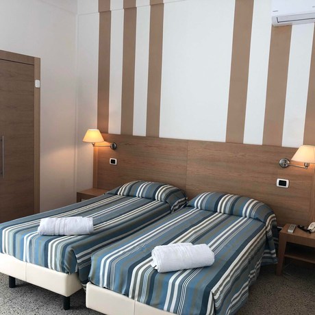 Imagen de la habitación del Hotel Gin Rimini. Foto 13