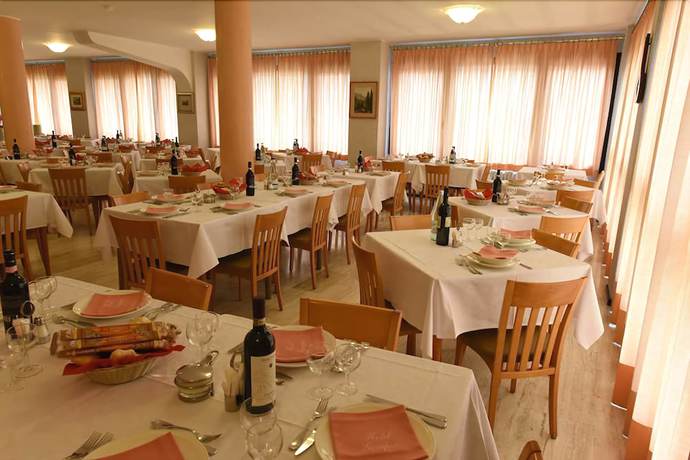 Imagen del bar/restaurante del Hotel Ginepro, Aprica. Foto 3