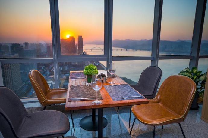 Imagen del bar/restaurante del Hotel GinlanJIA Yuntai Impression Hotel. Foto 2