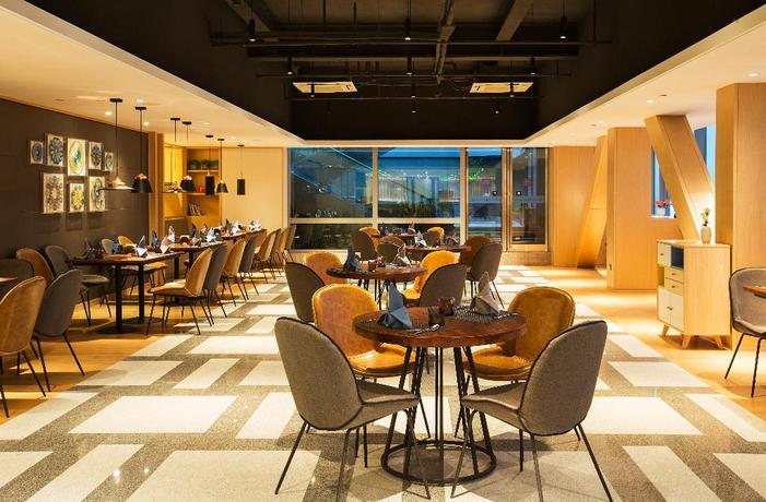 Imagen del bar/restaurante del Hotel GinlanJIA Yuntai Impression Hotel. Foto 3