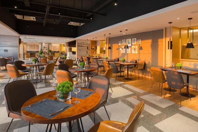 Imagen del bar/restaurante del Hotel GinlanJIA Yuntai Impression Hotel. Foto 6