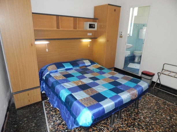 Imagen de la habitación del Hotel Gino. Foto 6