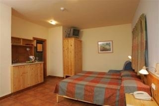 Imagen de la habitación del Hotel Ginosar Village. Foto 11