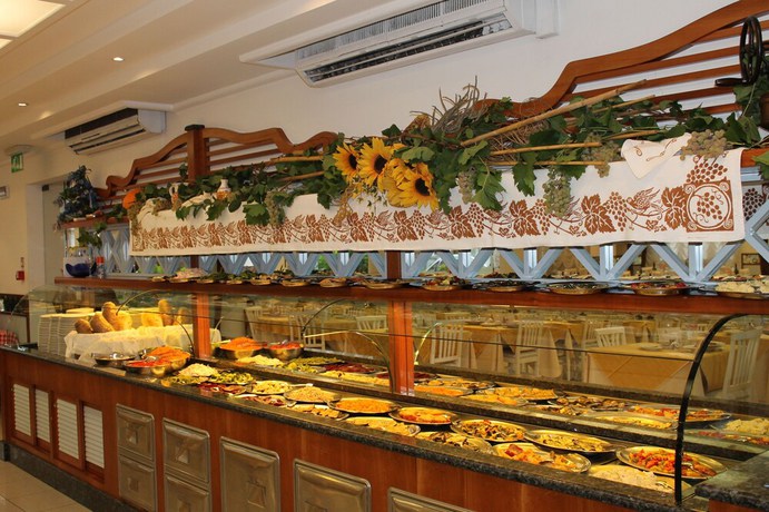 Imagen del bar/restaurante del Hotel Giovanella. Foto 6